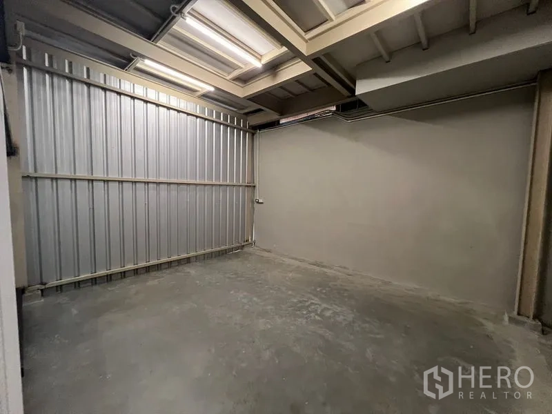 คลังสินค้า ให้เช่าในPrawet, Bangkok - พื้นที่เก็บของหรือโหลดสินค้าแบบมีหลังคา ผนังเมทัลชีทและพื้นคอนกรีต