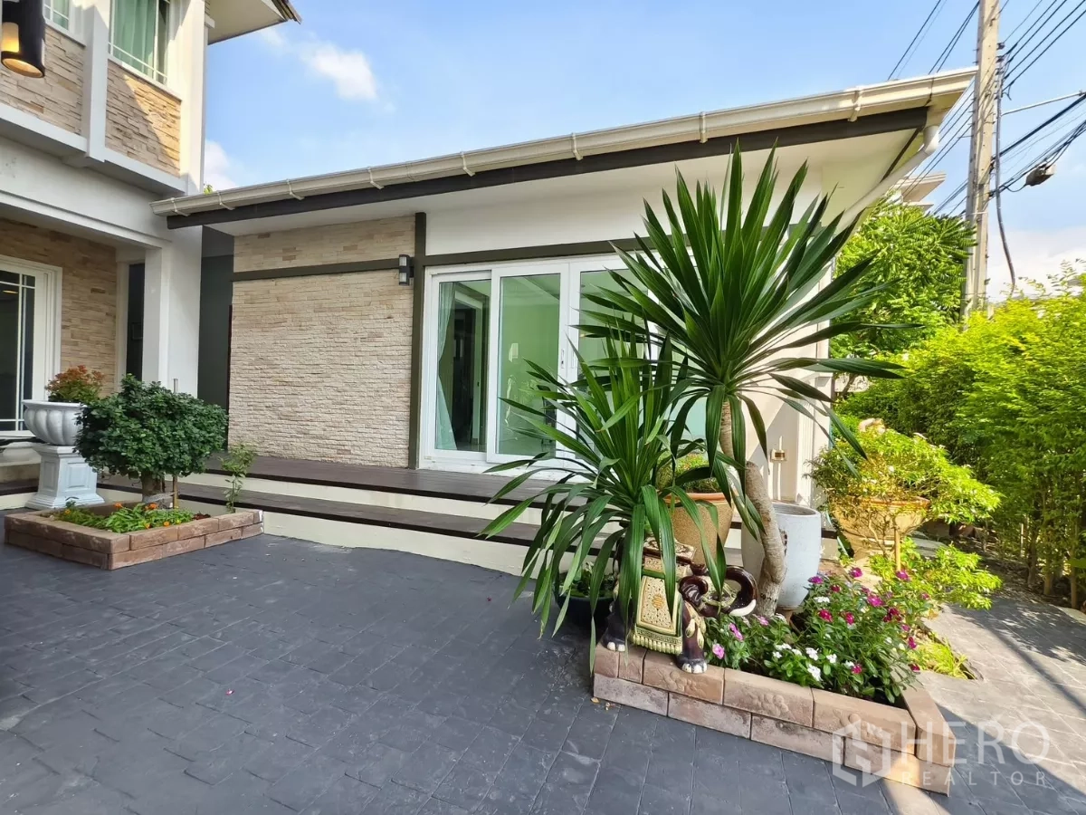 Detached House for rent in Bang Kapi, Bangkok - Courtyard garden with mature plants, planters and large windows.