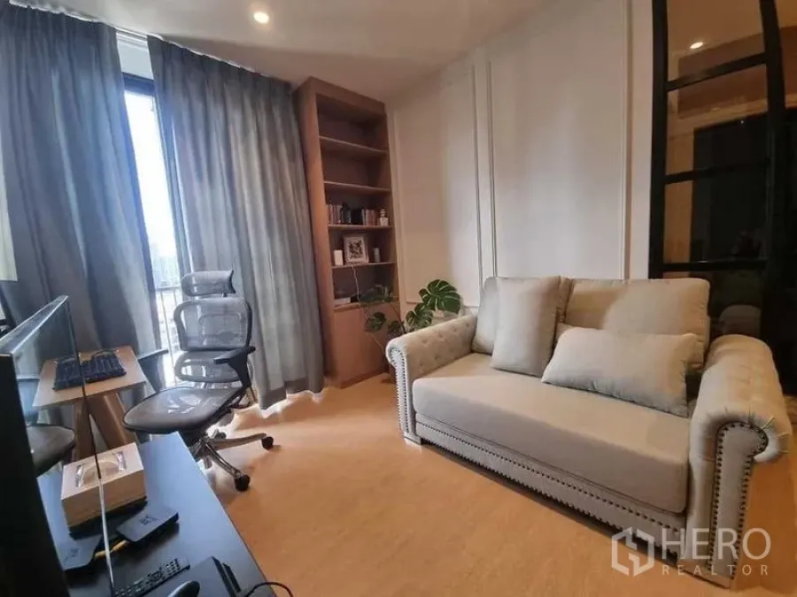 คอนโด ให้เช่าในWatthana, Bangkok - ห้องนั่งเล่นและมุมทำงานสว่างสบาย โซฟา โต๊ะทำงาน ผ้าม่านสีเทา ตู้บิลท์อิน และประตูออกระเบียง