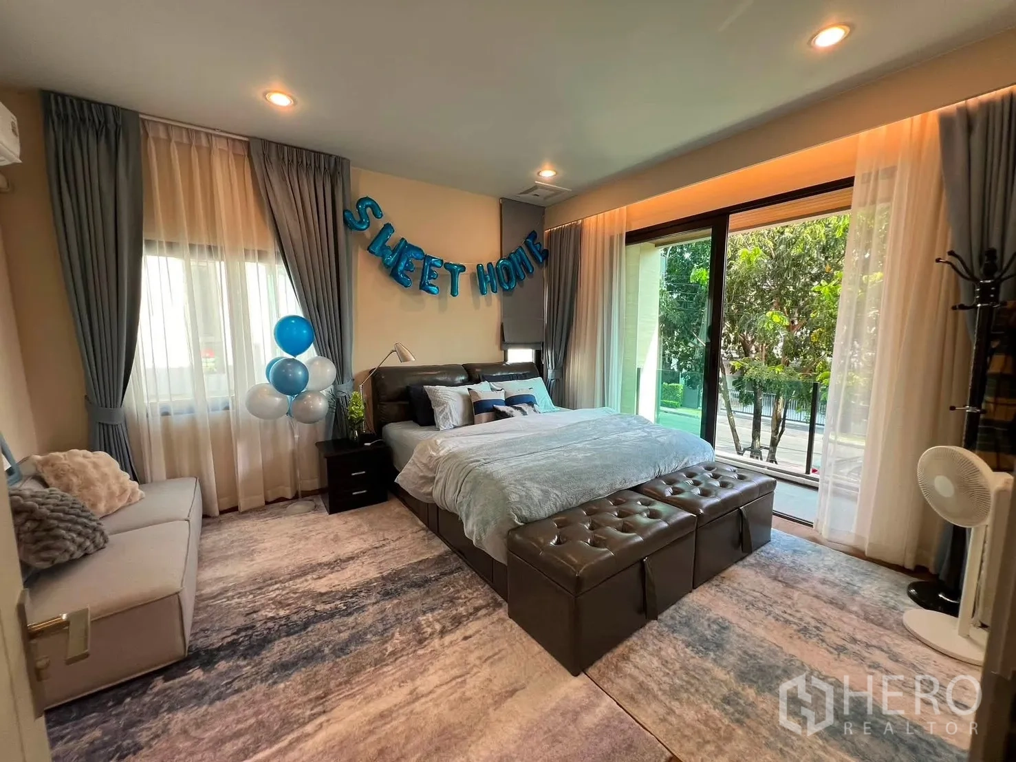 Detached House for rent in Bang Phli, Samut Prakan - Master bedroom with sliding glass doors opening to the garden.