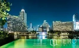 คอนโด ให้เช่าหรือขายในKhlong San, Bangkok - สระอินฟินิตี้ริมน้ำยามค่ำ พร้อมฉากหลังเมืองที่ส่องแสง