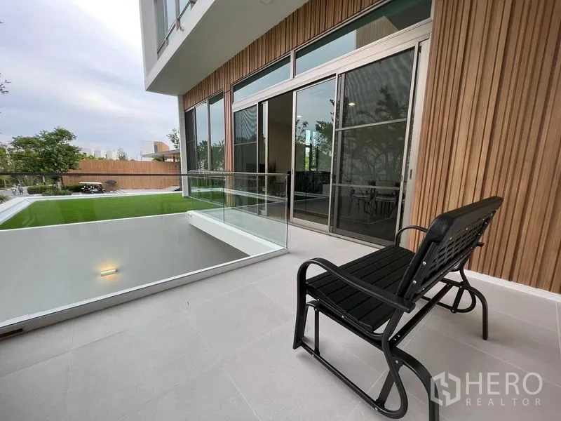 独立式住宅 出租 - 现代独栋别墅外观，前方为景观水池与绿化。