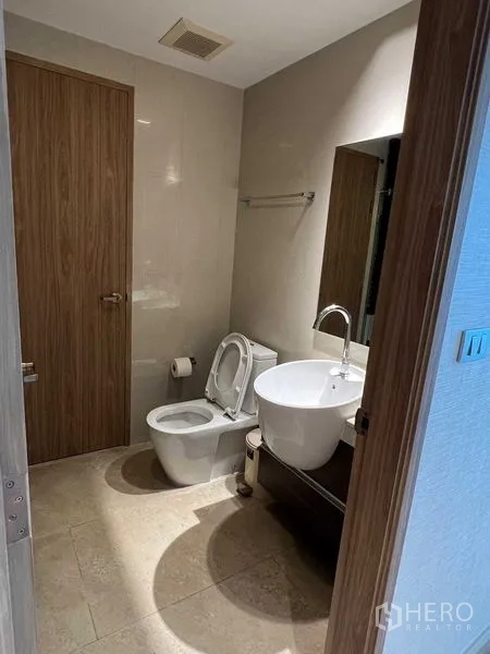 คอนโด ขายในWatthana, Bangkok - ห้องน้ำแขก มีโถสุขภัณฑ์ อ่างล้างหน้าทรงกลม และประตูไม้