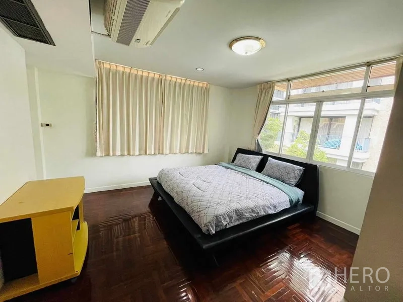 บ้าน ให้เช่าในWatthana, Bangkok - ห้องนอนแขก หน้าต่างบานใหญ่ ผ้าม่าน และพื้นไม้สีเข้ม