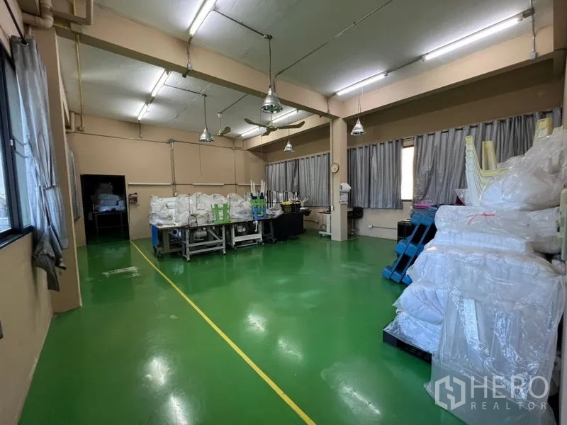 工厂 出售在Wang Thonglang, Bangkok - 宽敞生产大厅，环氧地坪、日光灯与设备。