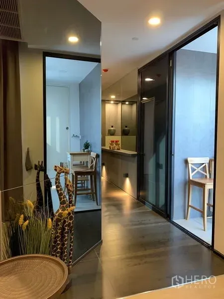 公寓 出租在Bang Rak, Bangkok - 走廊设大镜面，通往玻璃封闭的阳台吧台区。