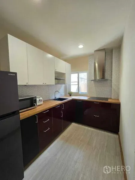 ทาวน์เฮาส์ ให้เช่าในBang Na, Bangkok - ครัวยูรูปทรงตัว U ท็อปไม้ ตู้เก็บของครบ มีหน้าต่างและเครื่องดูดควันสแตนเลส