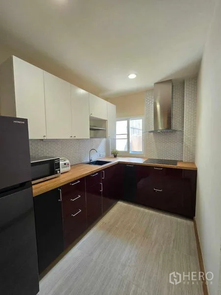 ทาวน์เฮาส์ ให้เช่าในBang Na, Bangkok - ครัวยูรูปทรงตัว U ท็อปไม้ ตู้เก็บของครบ มีหน้าต่างและเครื่องดูดควันสแตนเลส