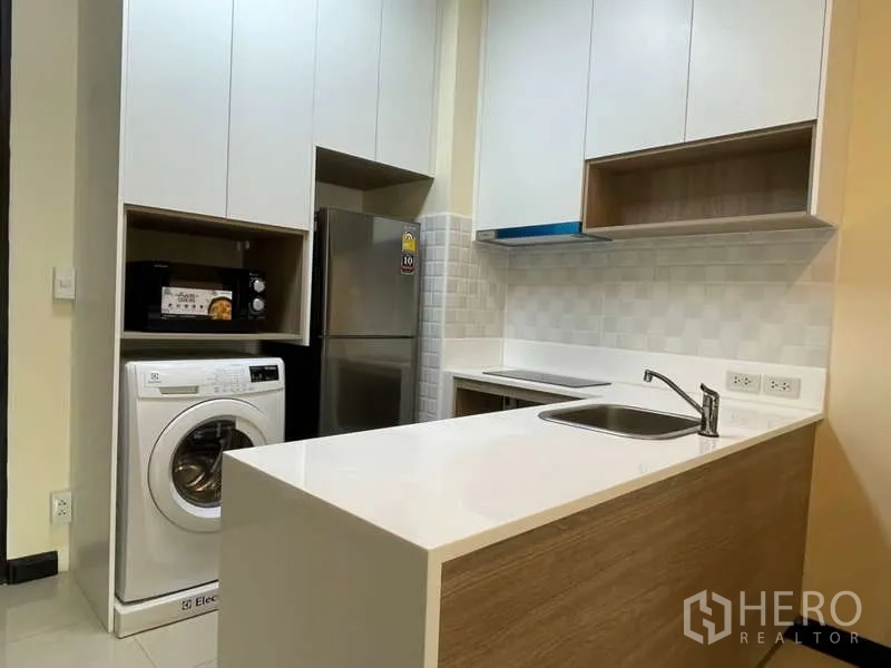 房间 出租在Khlong Toei, Bangkok - 现代厨房，白色橱柜、冰箱、微波炉与洗衣机