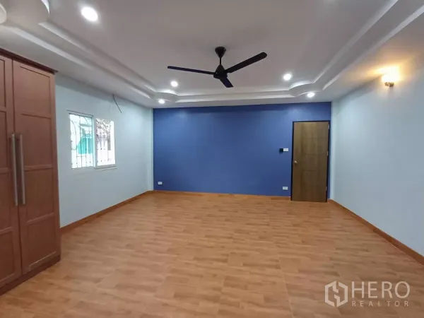 สำนักงานที่บ้าน ให้เช่าในPhra Khanong, Bangkok - ห้องทำงาน/นั่งเล่นขนาดใหญ่ ผนังฟ้า พัดลมเพดาน พื้นลายไม้