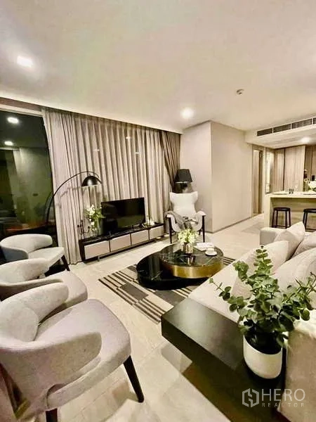 คอนโด ให้เช่าในWatthana, Bangkok - ห้องนั่งเล่นอบอุ่นพร้อมโซฟา ชั้นวางทีวี โคมไฟยืน เชื่อมต่อครัวเปิด