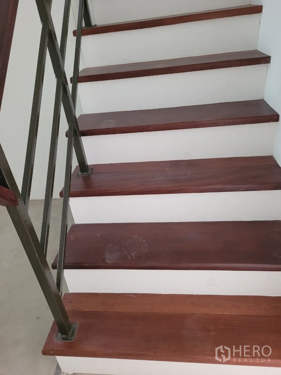 店屋 出租在Khlong Toei, Bangkok - 木质踏步与金属扶手的楼梯细节。