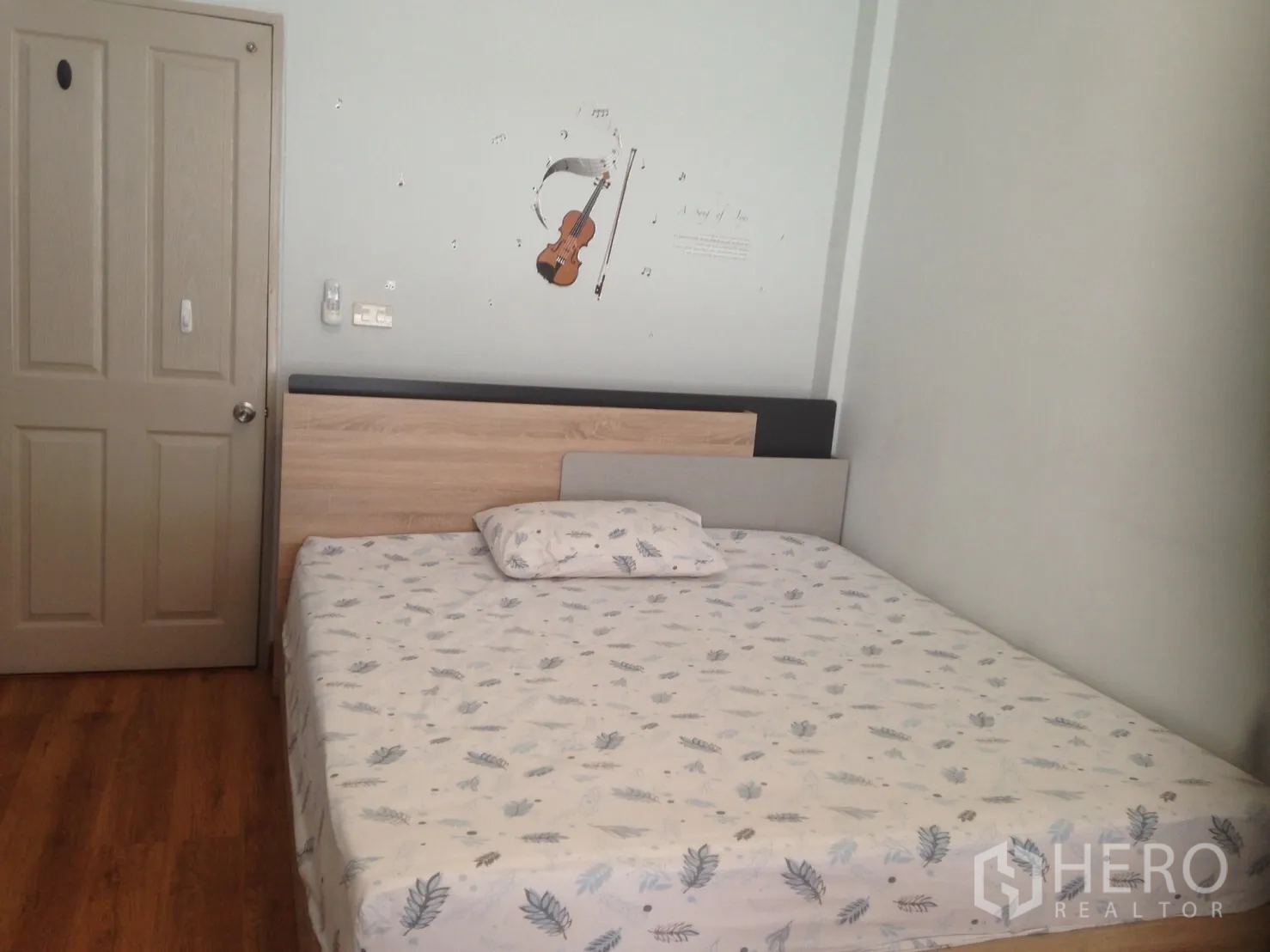 ทาวน์เฮาส์ ให้เช่าในWang Thonglang, Bangkok - ห้องนอนที่สอง เตียงคู่ โทนสีอ่อน และพื้นลามิเนตไม้