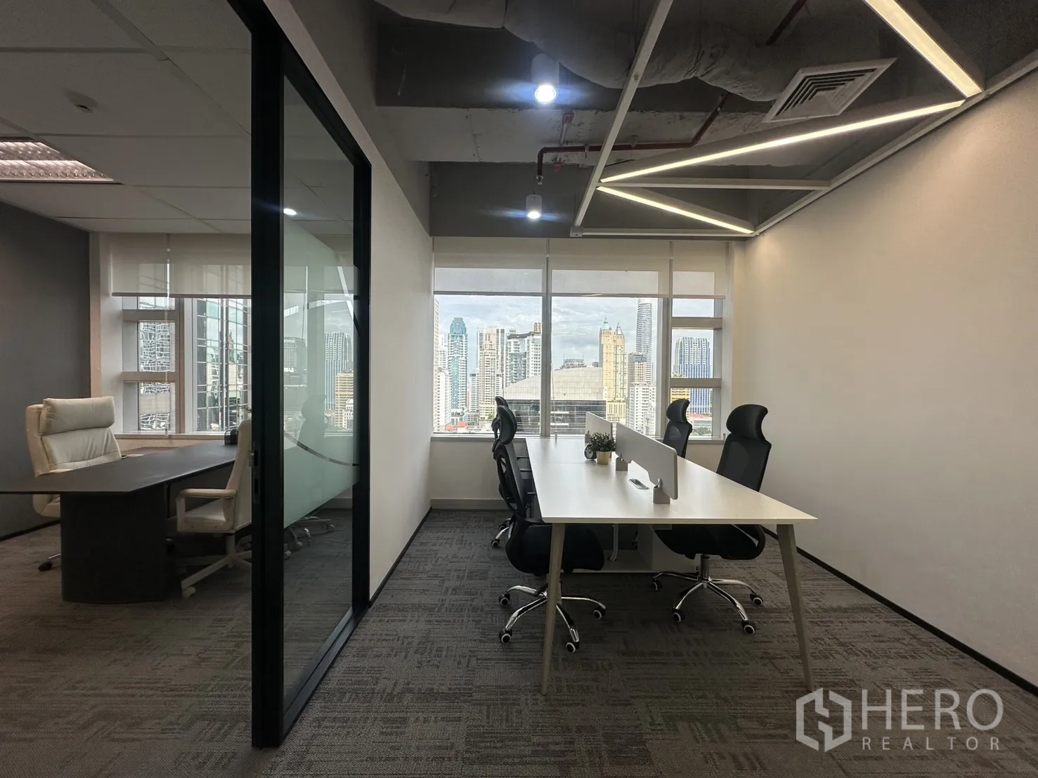 办公室 for rent in Pathum Wan, Bangkok - 玻璃隔断连接明亮工位区，窗外城市景观清晰可见。