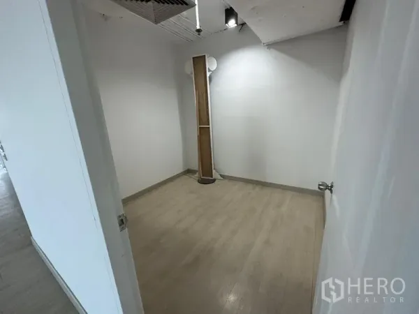 สำนักงาน ให้เช่า - ห้องขนาดเล็กภายในสำนักงาน เหมาะเป็นห้องเก็บของหรือห้องเซิร์ฟเวอร์