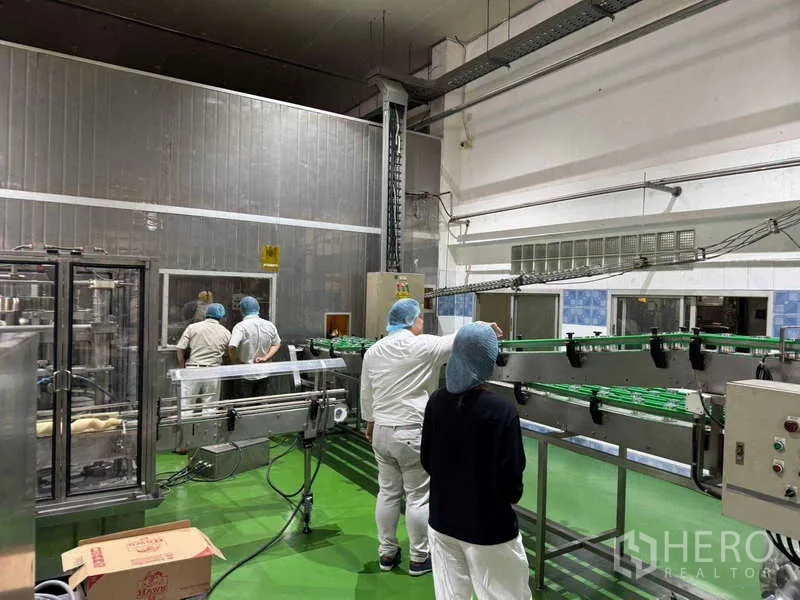 工厂 出售在Samut Prakan - 不锈钢输送系统、保温墙体与控制面板。