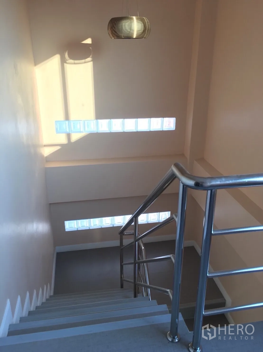 联排别墅 出租在Huai Khwang, Bangkok - 楼梯配不锈钢扶手，高挑天花与玻璃砖采光窗。
