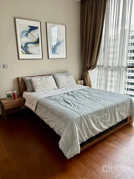 คอนโด ให้เช่าในWatthana, Bangkok - ห้องนอนที่สองสว่างไสว หน้าต่างสูงจรดเพดาน มองเห็นวิวเมือง