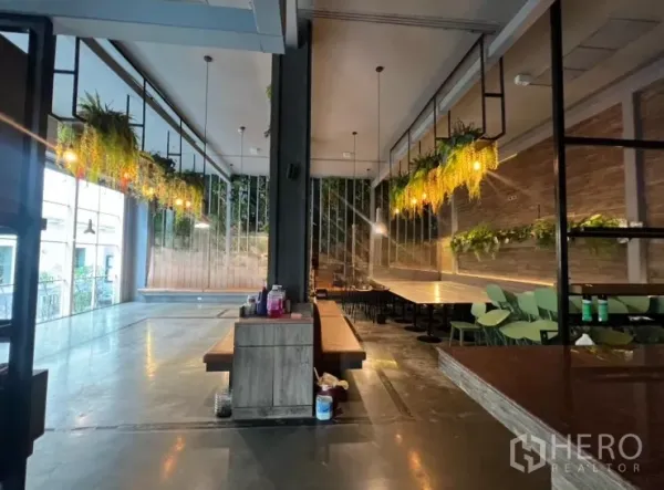 零售空间 出租 - 开放式餐厅空间，吊灯、绿植吊饰与长排卡座。