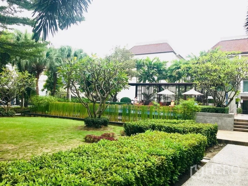 联排别墅 出租在Prawet, Bangkok - 景观花园，修剪整齐的灌木、树木与步道，临近泳池