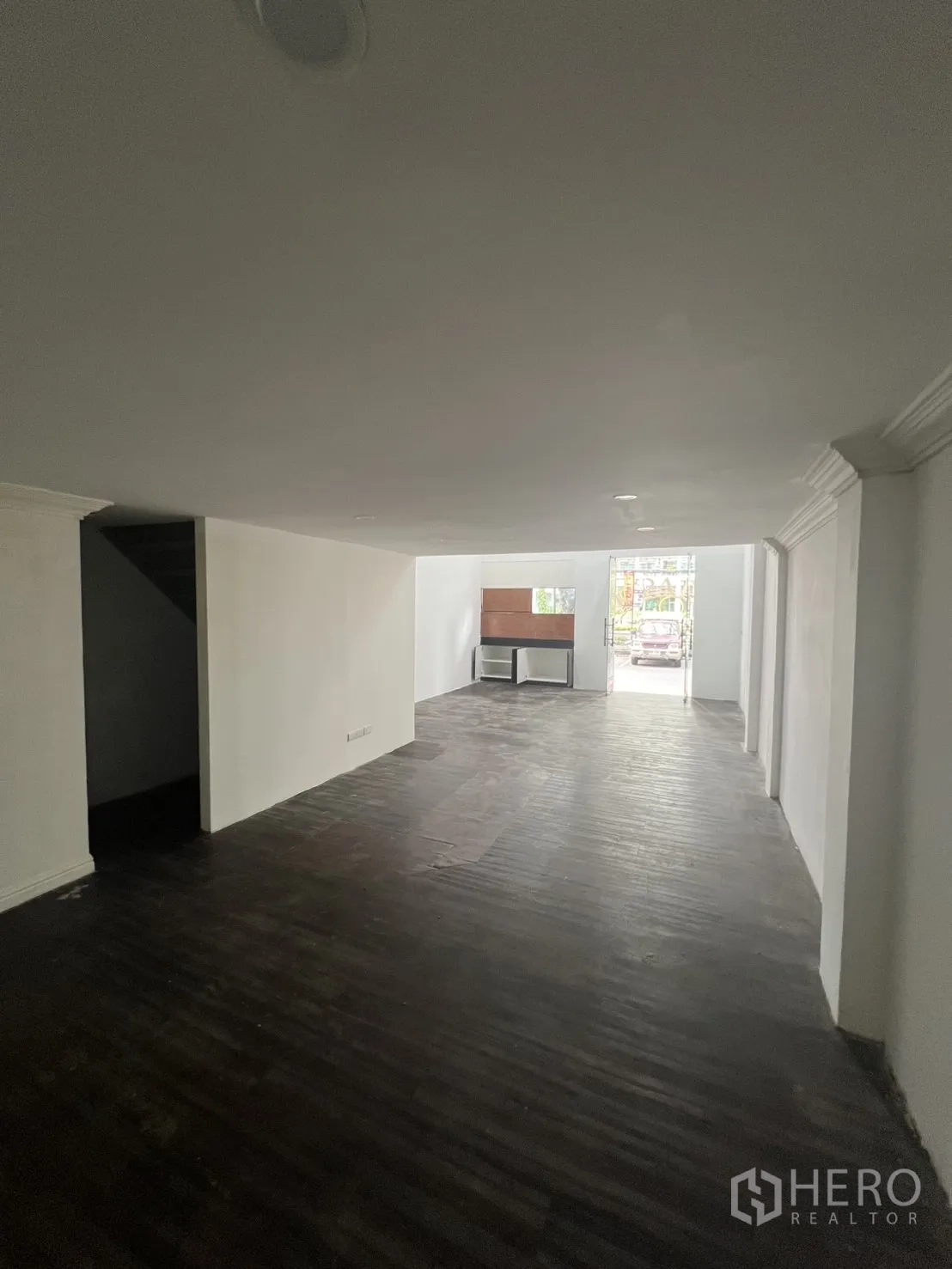 零售空间 出租在Watthana, Bangkok - 从店铺后部望向前门的长进深布局，展示灵活营业空间。