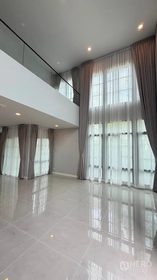 Detached House for rent in Bang Phli, Samut Prakan - Modern detached house exterior with gated driveway and covered carport.