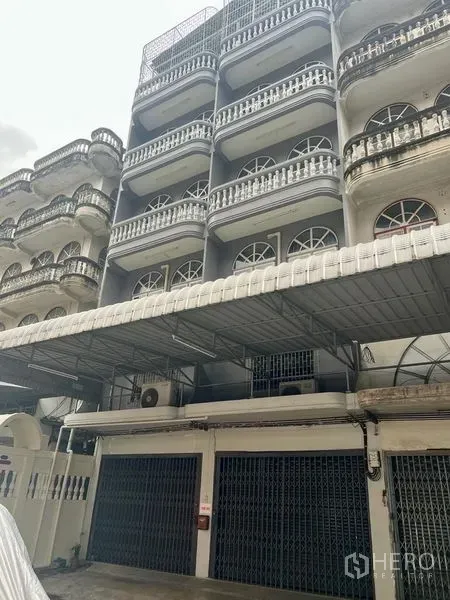 Shophouse for sale in Bang Kho Laem, Bangkok - Multi-storey shophouse facade with balconies and metal shutters in Bang Kho Laem.