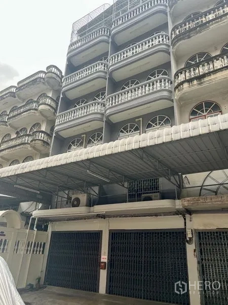 Shophouse for sale in Bang Kho Laem, Bangkok - Multi-storey shophouse facade with balconies and metal shutters in Bang Kho Laem.