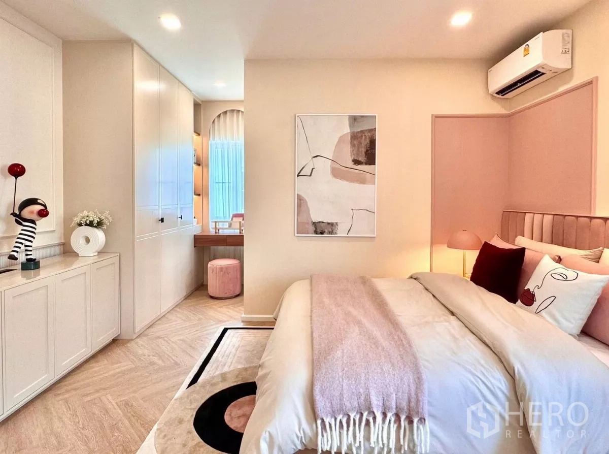 Detached House for rent in Bang Phli, Samut Prakan - Cozy pastel bedroom with built-in cabinetry and vanity corner.