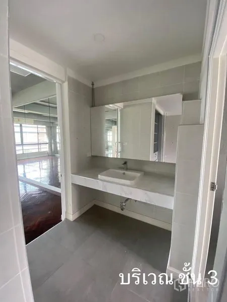 店屋 出租在Watthana, Bangkok - 明亮的洗手区，台上盆与镜柜，旁接木地板工作室。