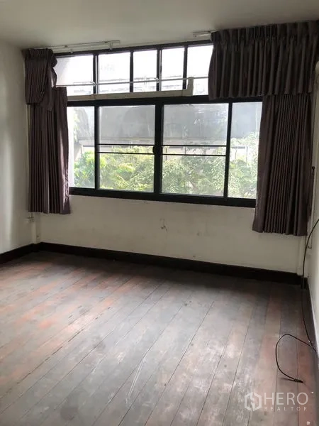 อาคารพาณิชย์ ให้เช่า - ห้องสว่าง หน้าต่างบานใหญ่ติดผ้าม่าน มองเห็นต้นไม้ พื้นไม้เดิม