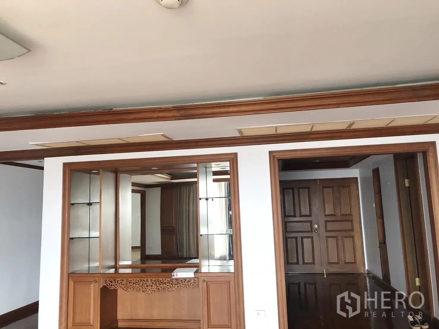 คอนโด ให้เช่าในPathum Wan, Bangkok - โถงทางเข้าพร้อมตู้บิวท์อินไม้และชั้นกระจก พร้อมประตูไม้บานคู่