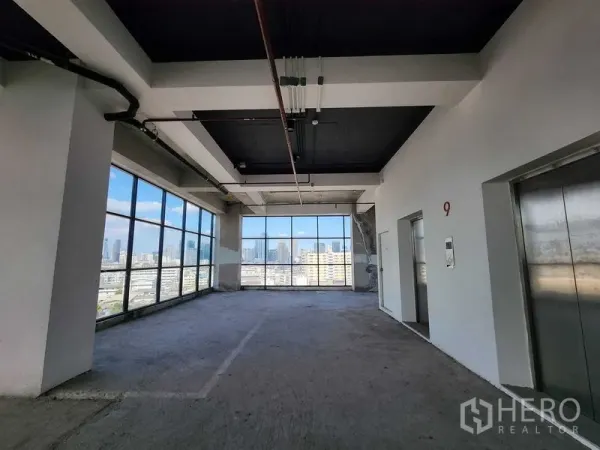 零售空间 出租在Sathon, Bangkok - 电梯大堂与毛坯零售楼层，超大采光窗与城市景观，位于沙吞。