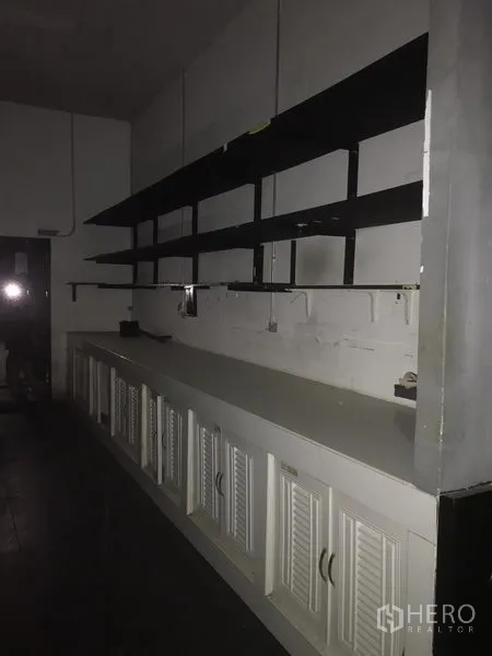 零售空间 出租在Khlong Toei, Bangkok - 长条形内置操作台与上方层架，适合作为备餐或储物区。