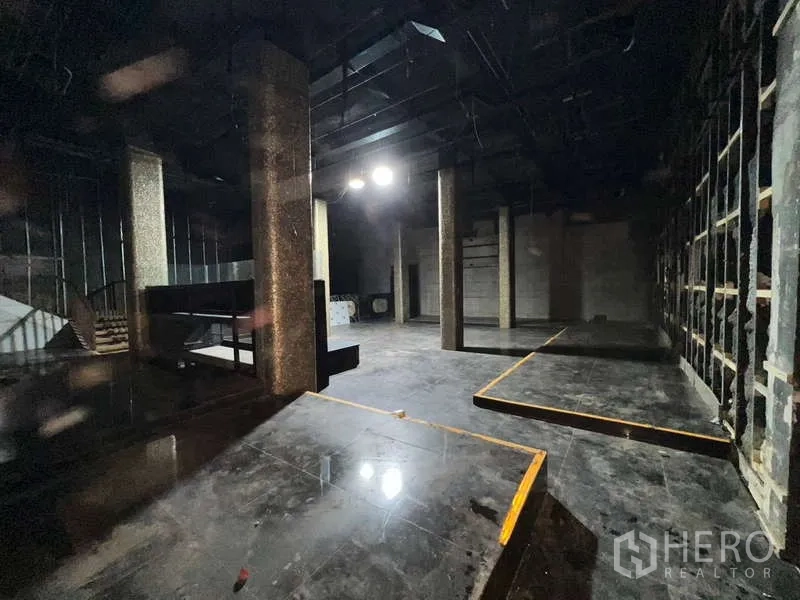 อาคารพาณิชย์ ให้เช่า - พื้นที่โล่งมีสเตจ เสากลม และโครงผนังเปลือย