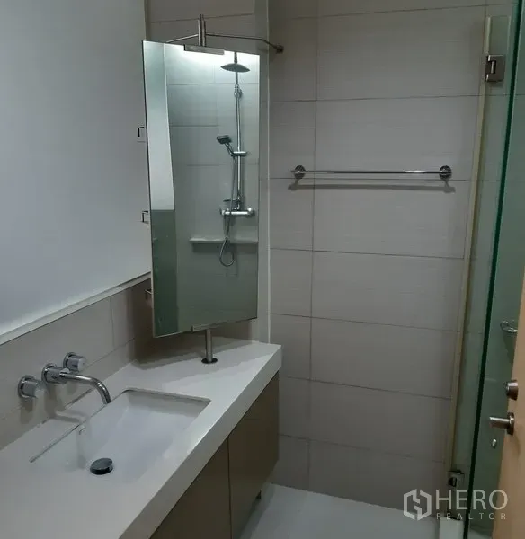 คอนโด ให้เช่าในKhlong Toei, Bangkok - ห้องน้ำสไตล์โมเดิร์น เคาน์เตอร์อ่างล้างหน้า กระจก และเรนชาวเวอร์กั้นกระจกแบบวอล์กอิน