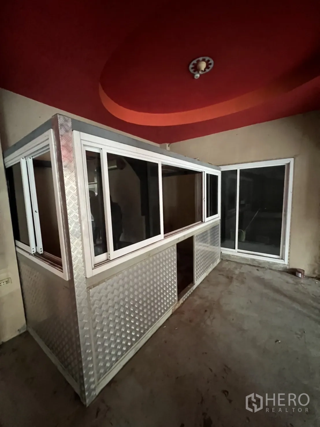 店屋 出租在Watthana, Bangkok - 大开间楼层，格栅天花、玻璃隔断与花纹板立柱。