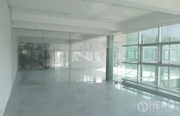 货栈 出租或出售在Prawet, Bangkok - 采光充足的办公室/展厅，大窗与整面玻璃隔间。