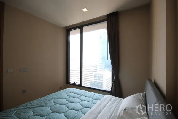 คอนโด ให้เช่าในWatthana, Bangkok - ห้องนอนสว่างพร้อมหน้าต่างบานใหญ่และวิวสกายไลน์อโศก เขตวัฒนา กรุงเทพฯ