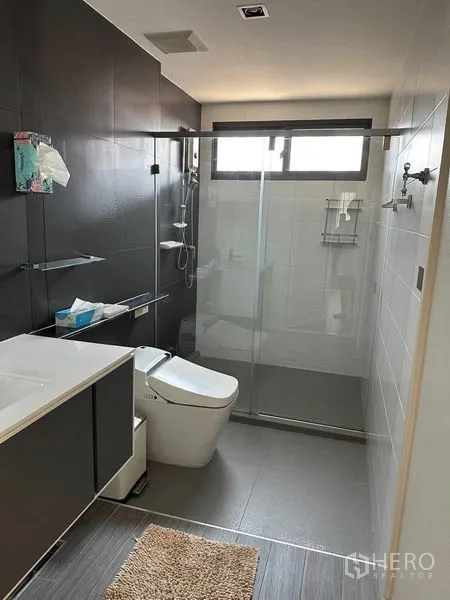 ทาวน์เฮาส์ ขายในLat Phrao, Bangkok - ห้องน้ำทันสมัยพร้อมตู้ล้างหน้าและฉากกั้นอาบน้ำกระจก