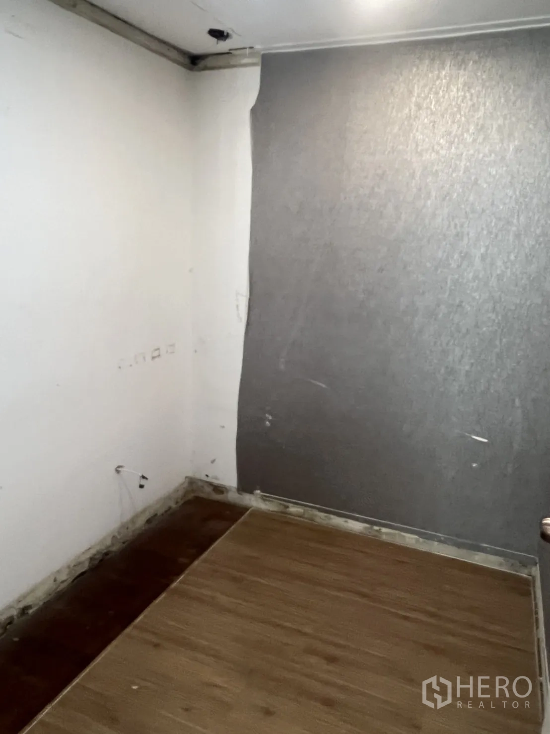 พื้นที่ขายปลีก ให้เช่าในKhlong Toei, Bangkok - ห้องด้านหลังขนาดกะทัดรัด ผนังบางส่วนยังไม่เสร็จ และพื้นลายไม้ เหมาะสำหรับเก็บของหรือปรับแต่ง