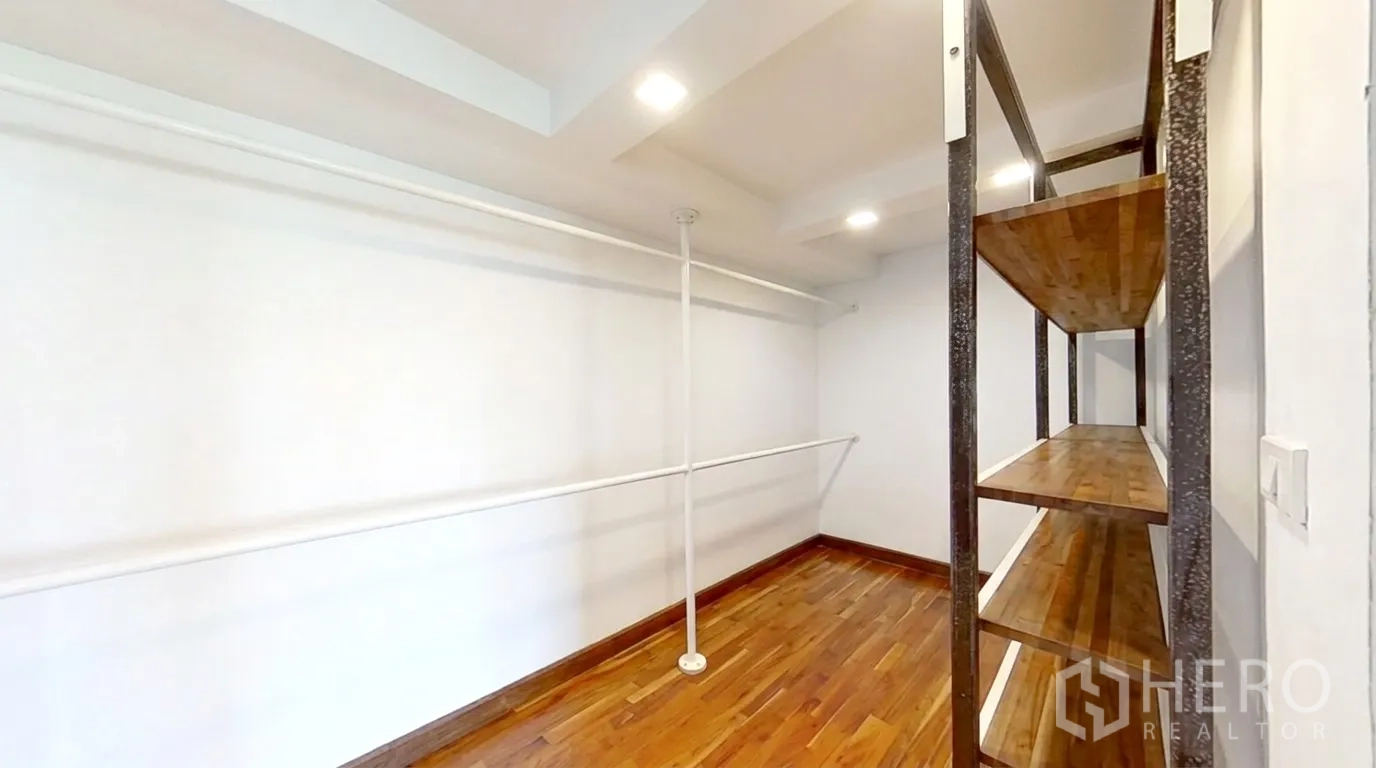 คอนโด for rent in Watthana, Bangkok - ห้องแต่งตัวแบบวอล์กอินมีชั้นวางและราวแขวนเสื้อผ้าบนพื้นไม้
