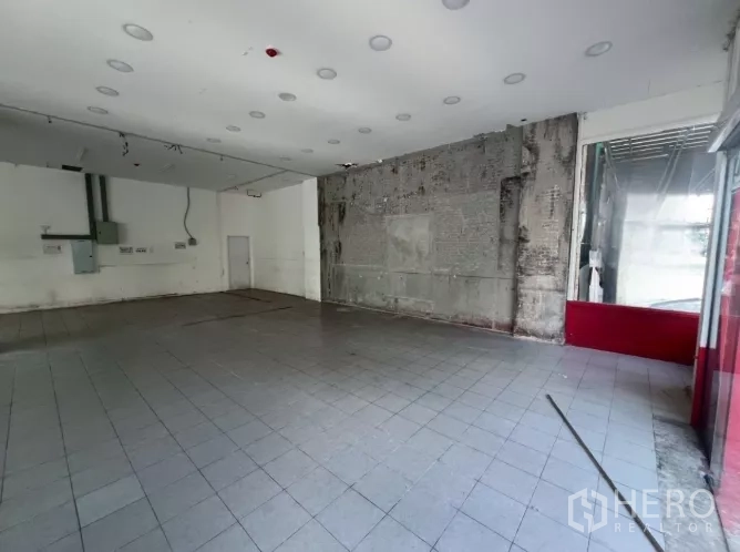 พื้นที่ขายปลีก ให้เช่า - พื้นที่ภายในร้าน 170 ตร.ม. ปูกระเบื้อง ฝ้าเพดานสีขาวและไฟดาวน์ไลท์ พร้อมตกแต่งต่อ