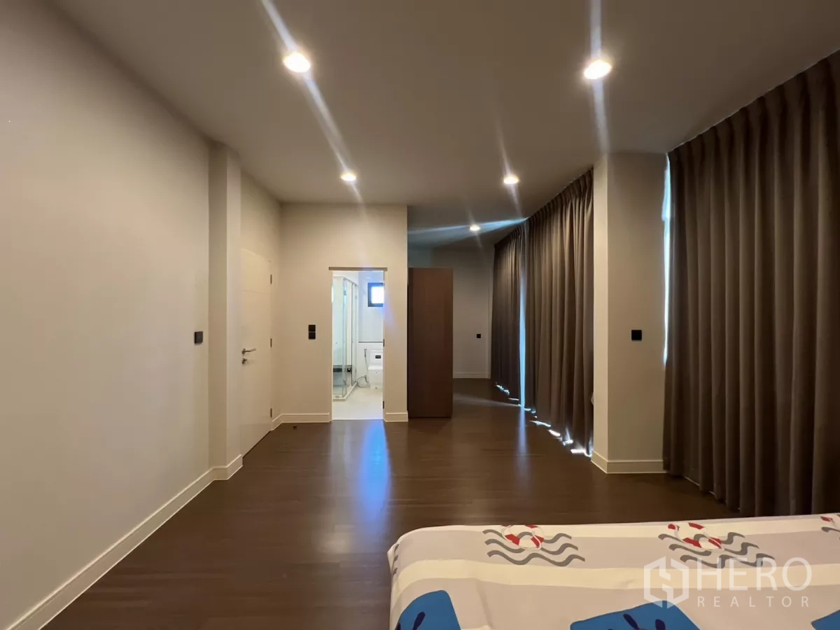 บ้าน ให้เช่าในBang Kapi, Bangkok - มุมห้องนอนใหญ่ มองไปยังห้องน้ำในตัวและโซนตู้เสื้อผ้า