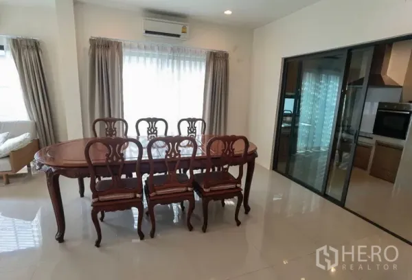 บ้าน ให้เช่าในBang Kapi, Bangkok - โซนรับประทานอาหารโต๊ะไม้หกที่นั่ง ติดประตูกระจกบานเลื่อนไปยังห้องครัวปิด