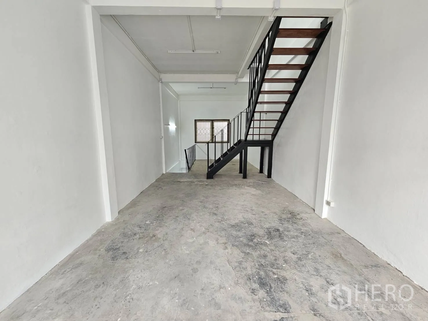 สำนักงานที่บ้าน ให้เช่าในKhlong Toei, Bangkok - พื้นที่เปิดโล่ง พื้นคอนกรีต พร้อมบันไดเหล็กกลางห้อง