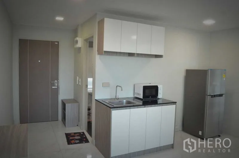 อาคารพาณิชย์ ให้เช่าหรือขายในKhlong Toei, Bangkok - มุมครัวแพนทรีพร้อมตู้เก็บของ อ่างล้างจาน ไมโครเวฟ และตู้เย็น