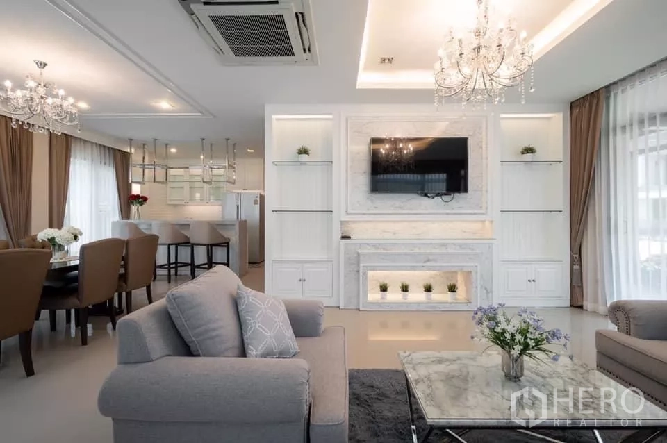 บ้าน ให้เช่าในPrawet, Bangkok - ห้องนั่งเล่นกว้าง เพดานเล่นไฟ โคมระย้า และผนังตกแต่งหินอ่อน