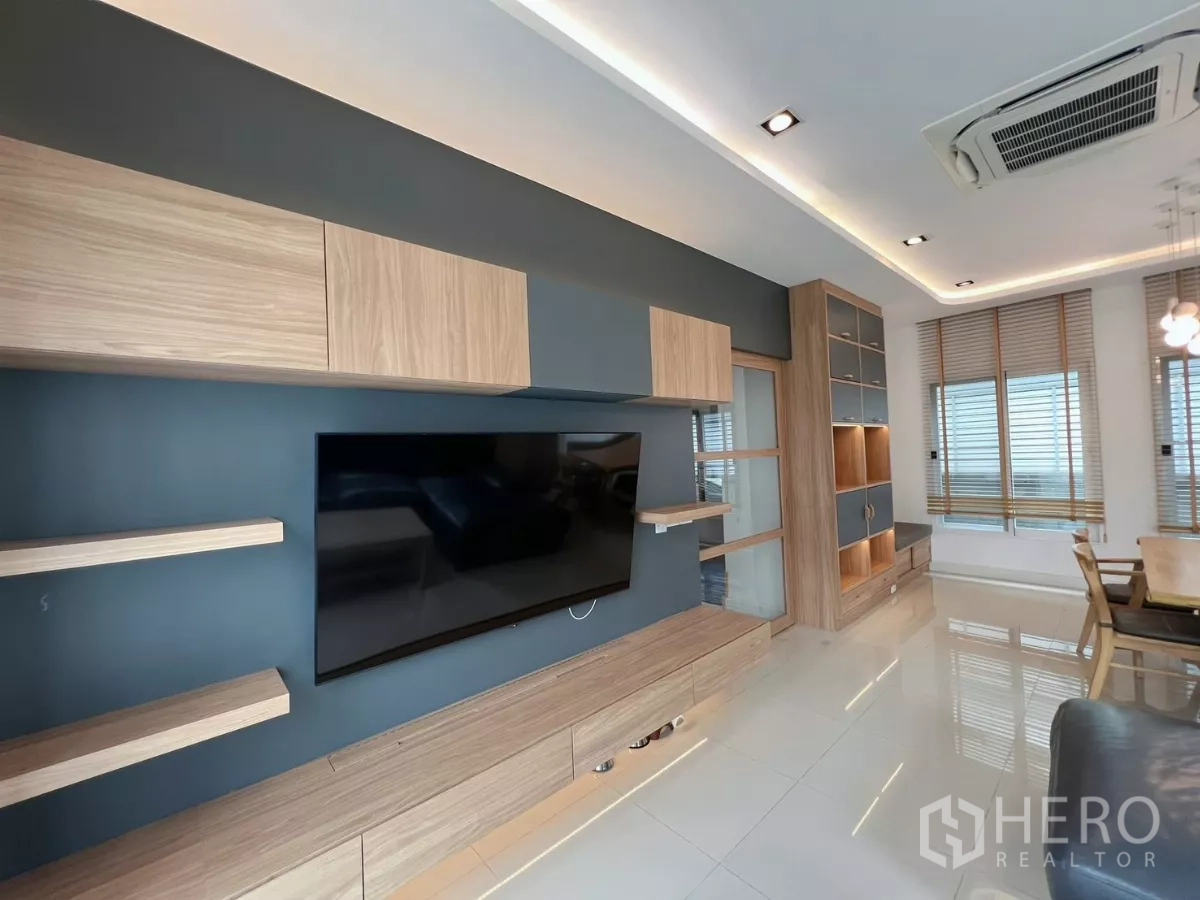 独立式住宅 出租或出售在Khlong Luang, Pathum Thani - 现代客厅内的木质电视墙与收纳柜