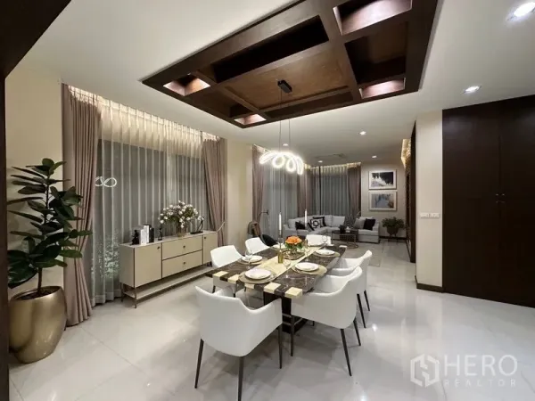 独立式住宅 出租 - 优雅餐厅，岩板餐桌、白色餐椅与雕塑感吊灯。